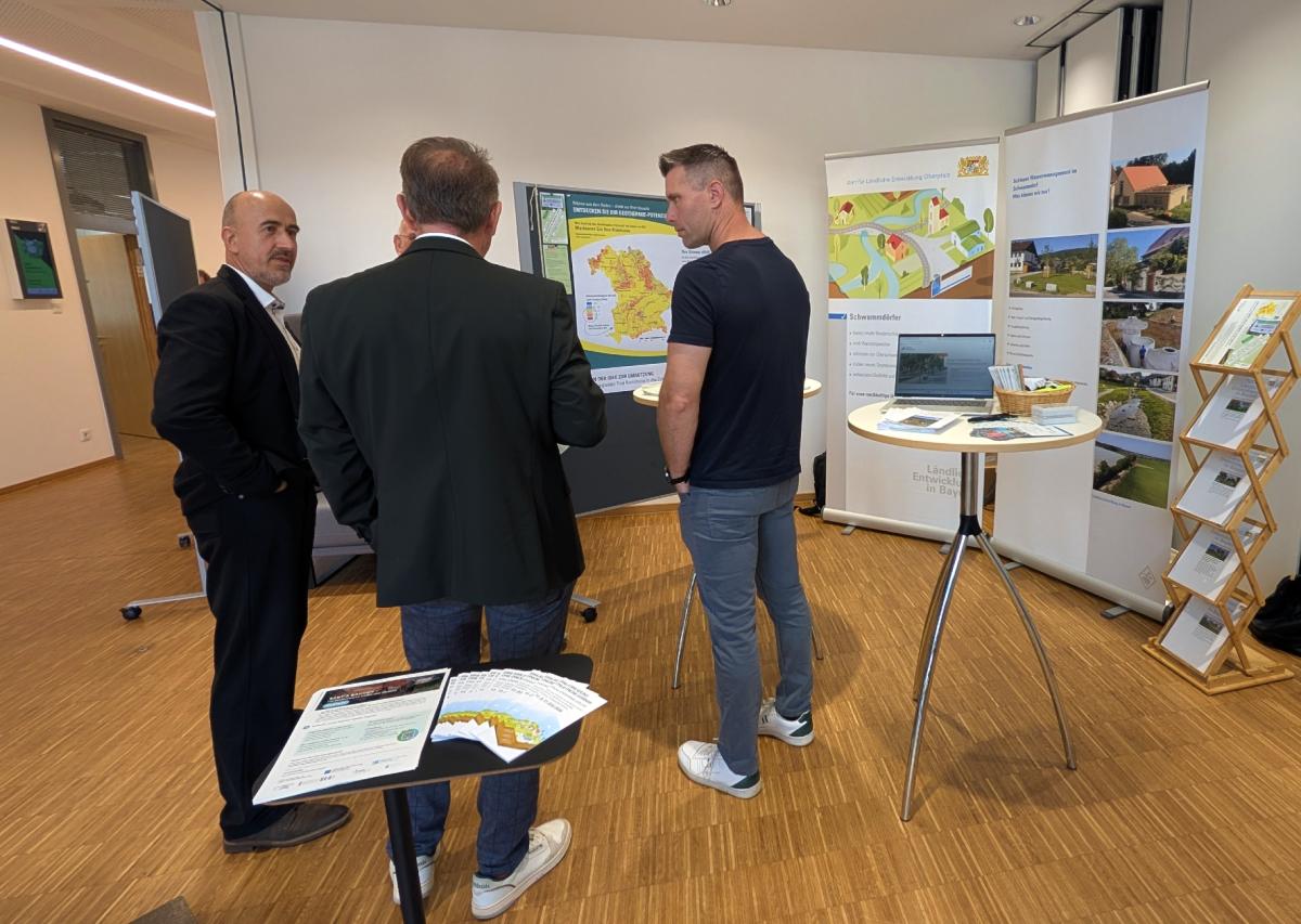 Personen vor einem Messestand.