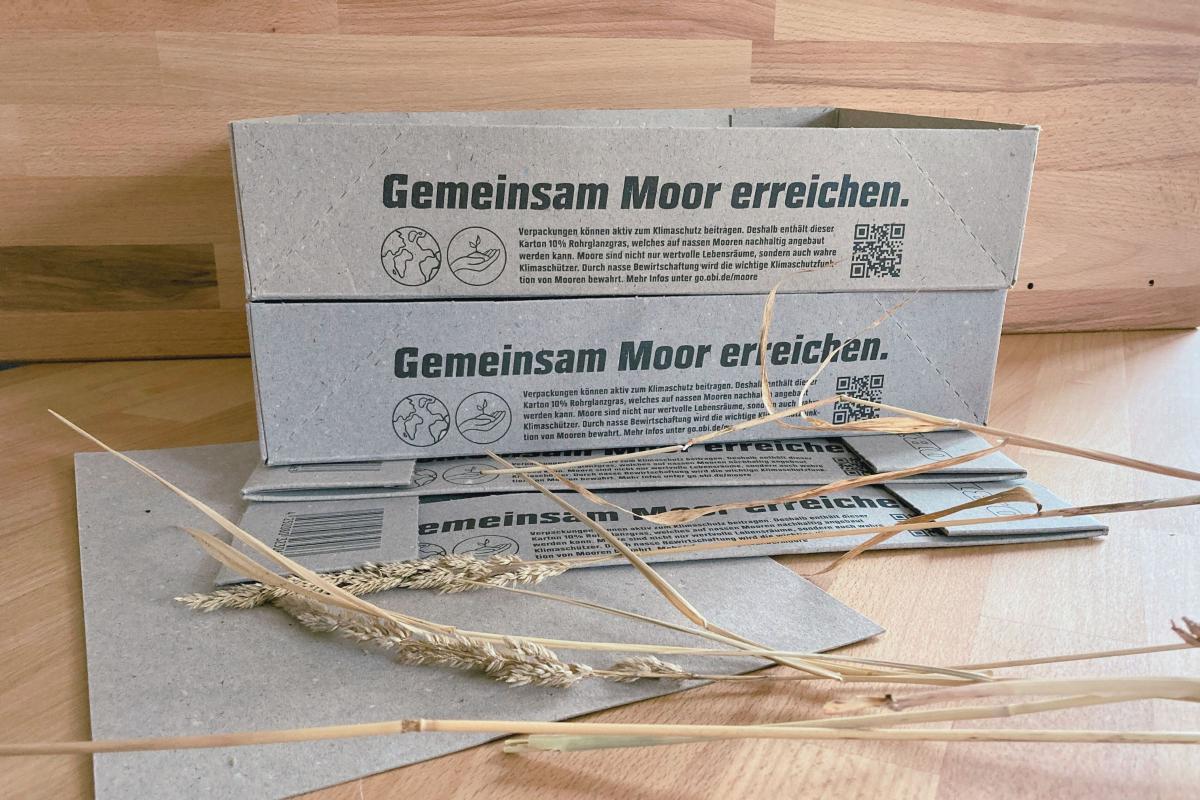 Karton mit Aufschrift: Gemeinsam Moor erreichen.