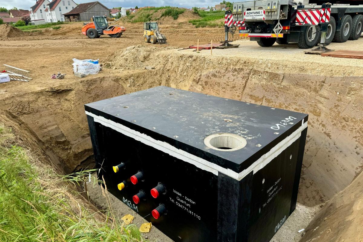 Schwarzer Verteilerschacht des kalten Nahwärmenetzes