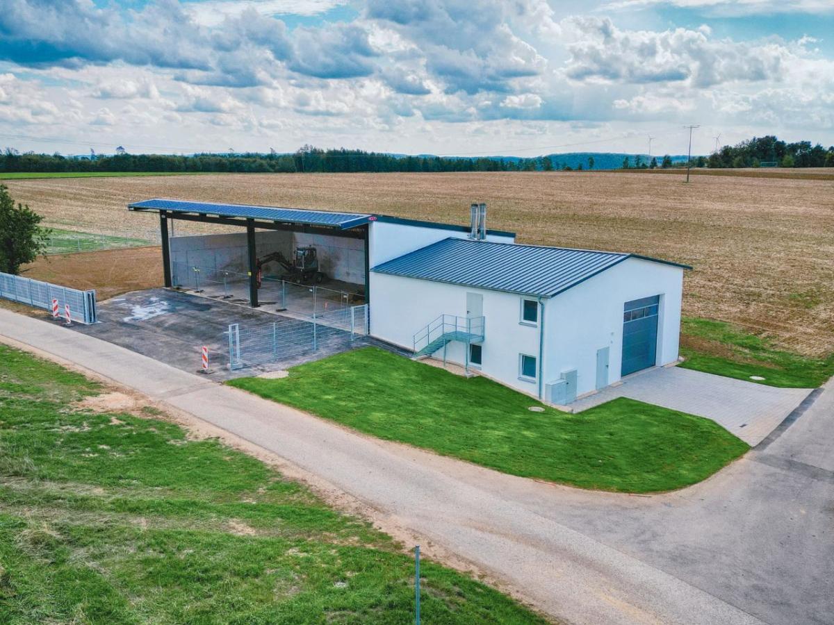 Heizzentrale mit Lagerraum für Holzhackschnitzel