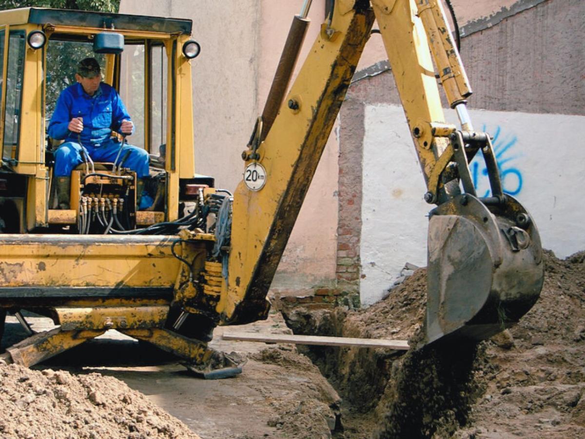 Für die Verlergung von Wärmeleitungen wird die Straße aufgebaggert