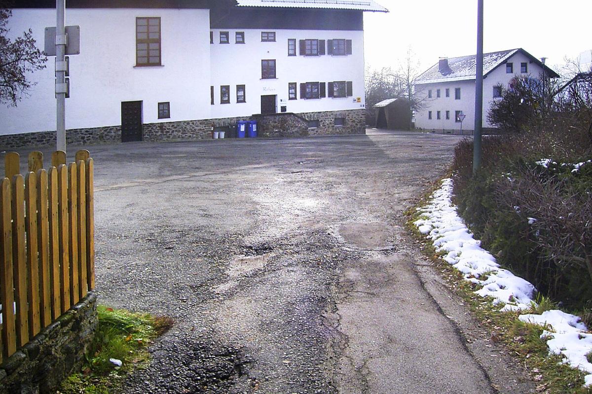 Große Asphaltfläche vor dem Rathaus Gleißenberg