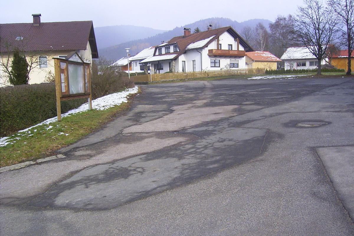 Asphaltierte Fläche in einem Dorf.