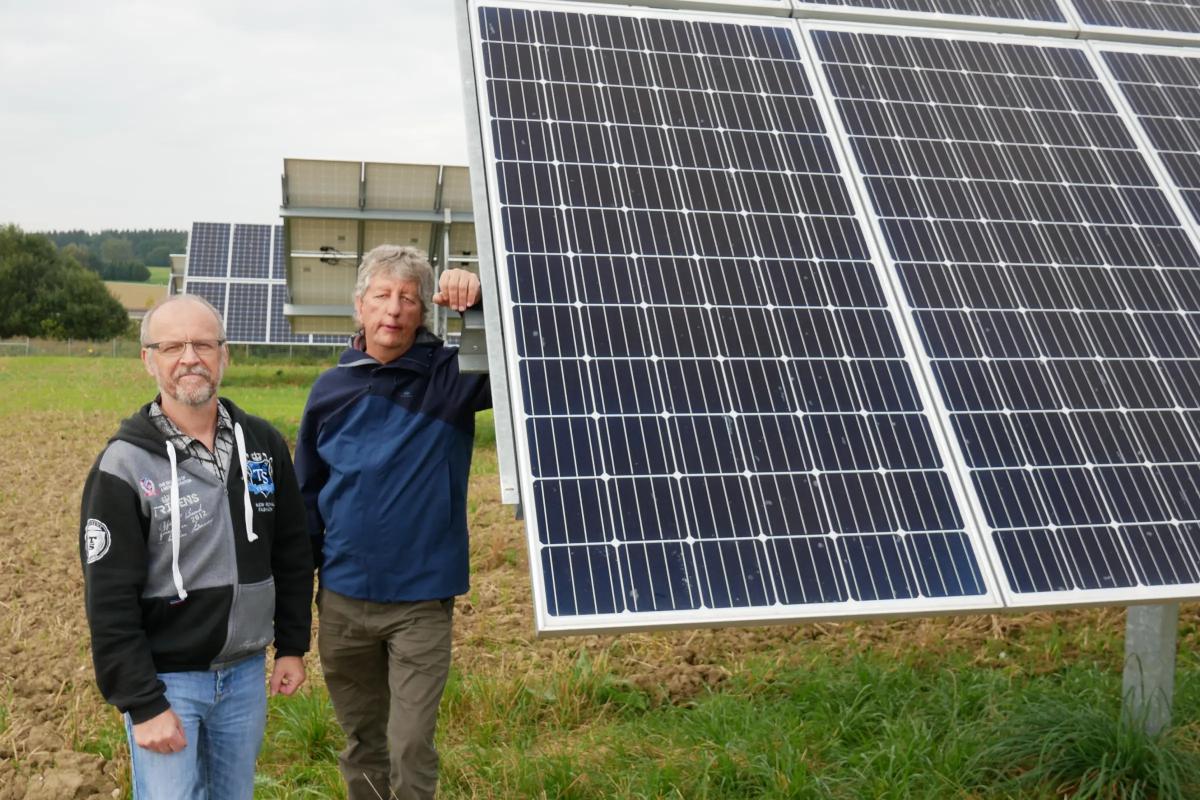 Die Initiatoren neben den PV-Modullen