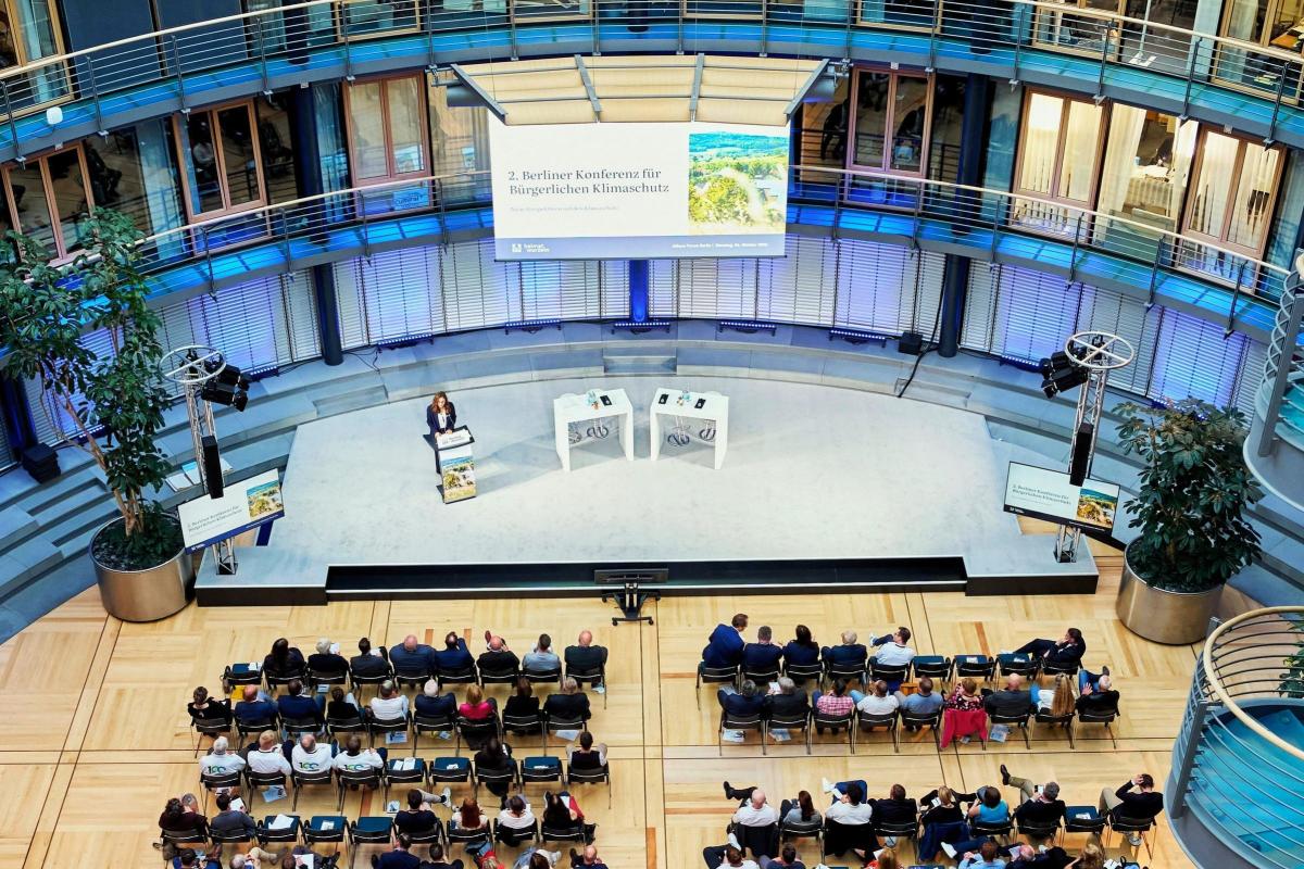 Aufnahme Vogelperspektive Publikum und Bühne.
