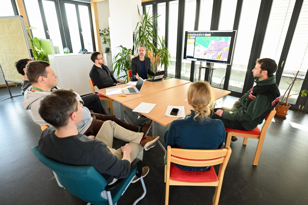 Mehrere Kollegen besprechen sich