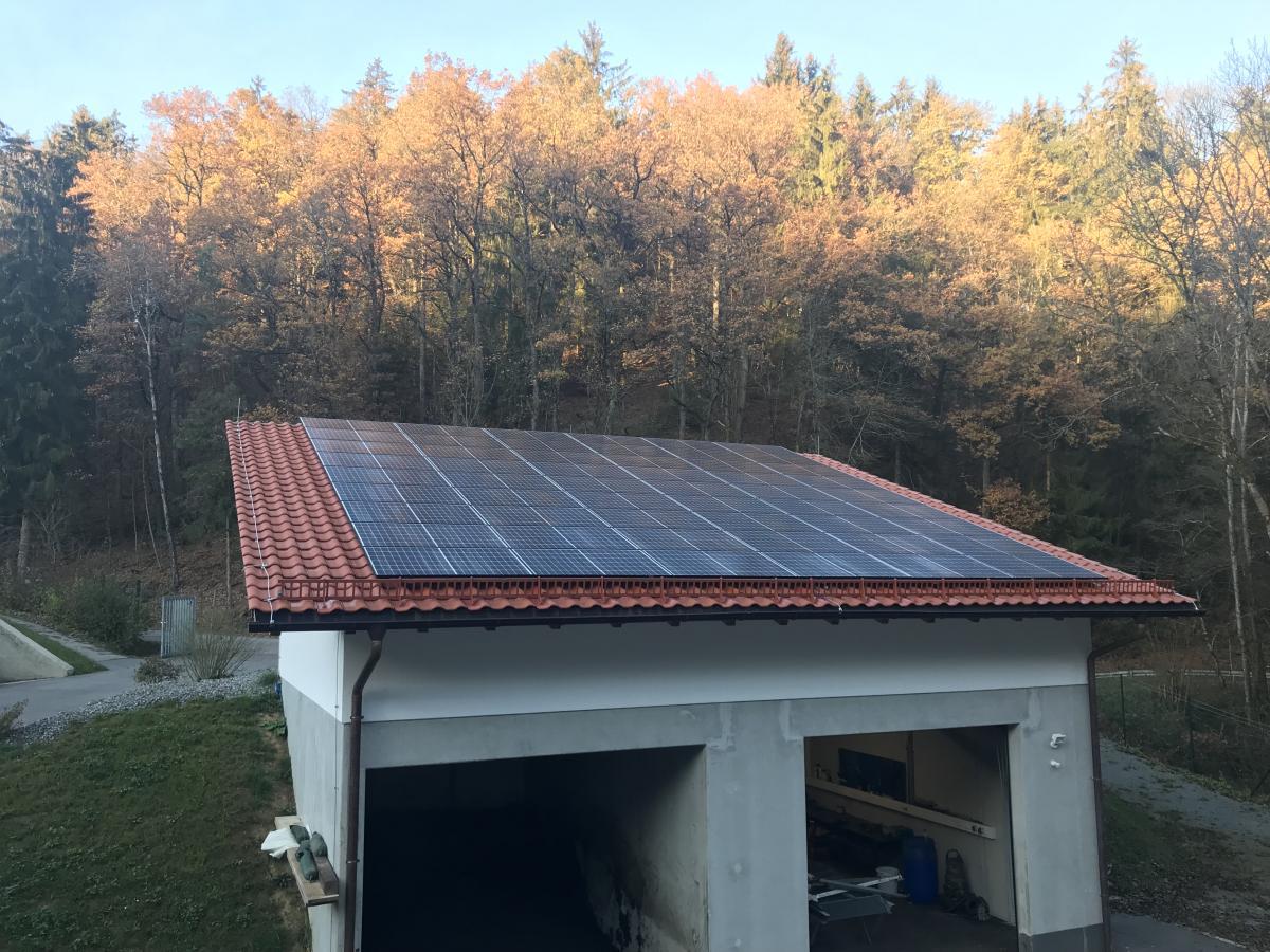 PV-Anlage auf einem kleinen Gebäude.