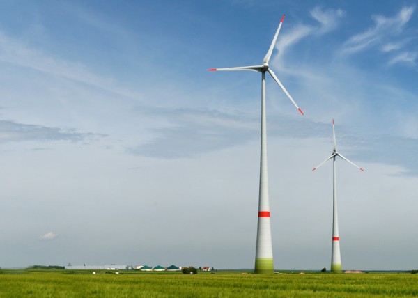 Windkraftanlagen auf Wiesen