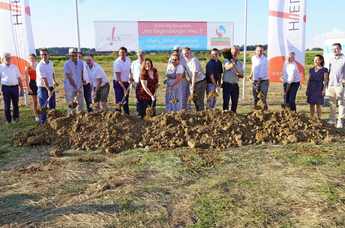 Gruppenfoto von Menschen mit Spaten in der Hand.
