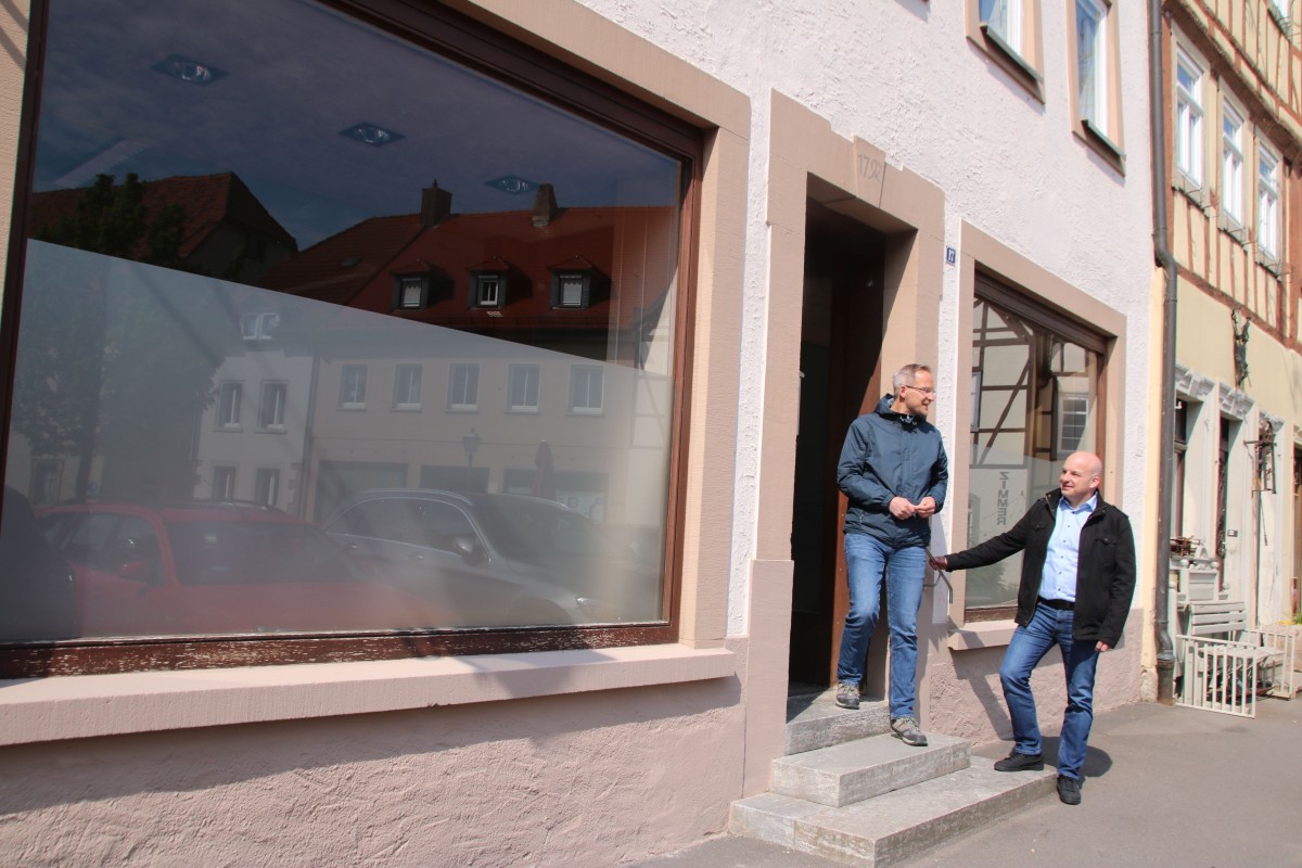 Zwei Männer vor einem Schaufenster