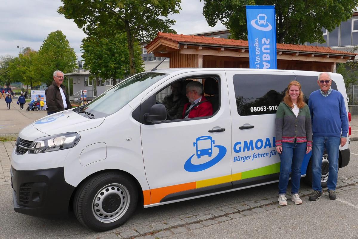Die Initiatoren Susanne Eppacher und Heinz Österle vor dem Bürgerbus in Feldkirchen-Westerham