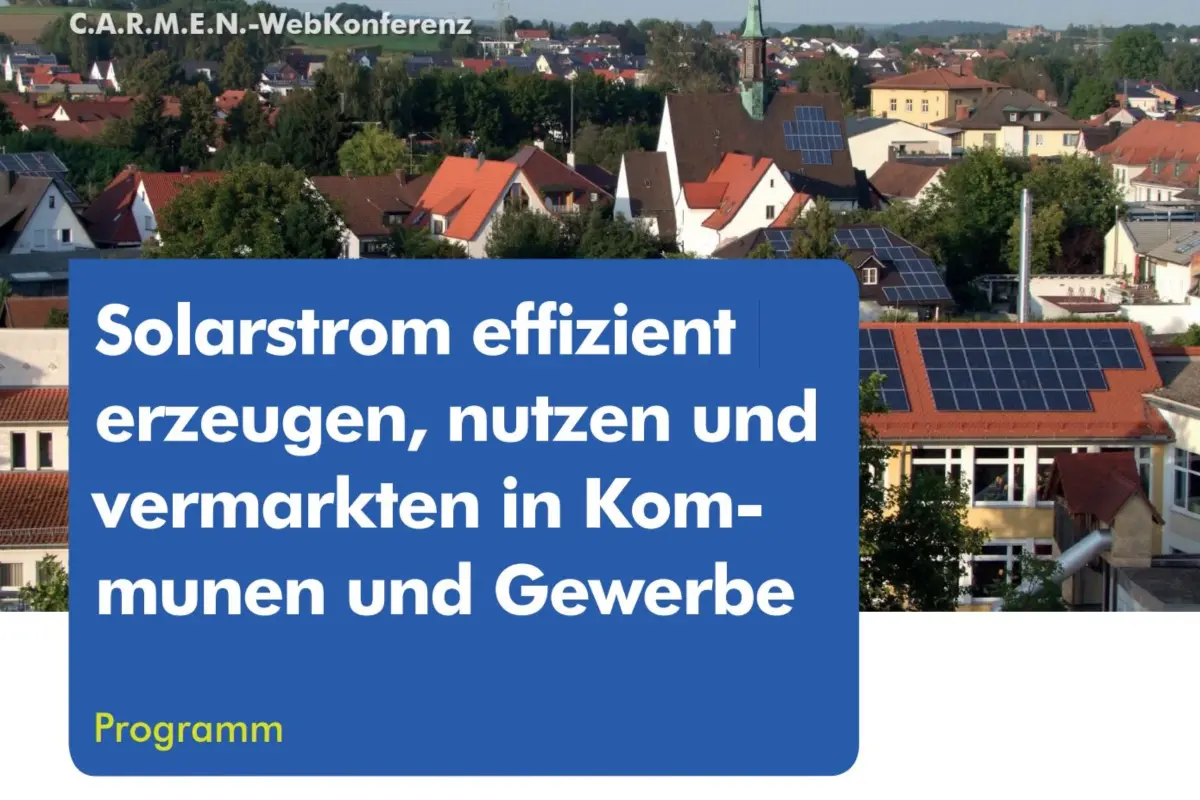 Flyer der Veranstaltung- Abbildung eines Dorfes mit PV auf den Dächern. Darauf blaues Kästchen mit der Inschrift  "Solarstrom effizient  erzeugen, nutzen und  vermarkten in Kommunen und Gewerbe"