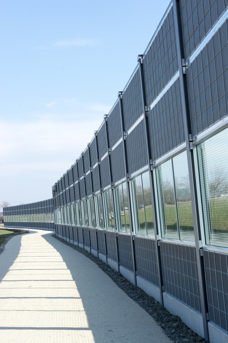 Lärmschutzwand mit integrierter Photovoltaik in Neuötting