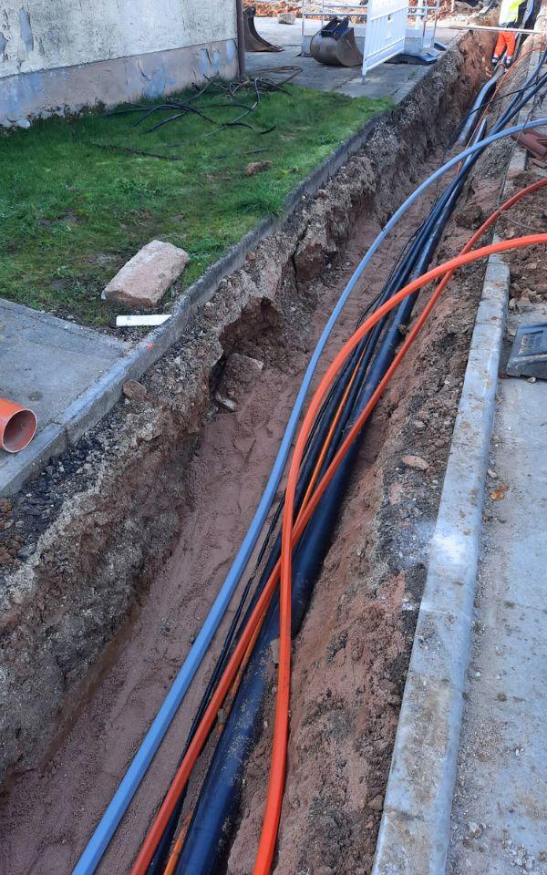 Glasfaserkabel und Stromleitungen werden verlegt.
