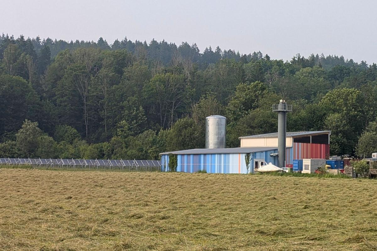 Heizwerk in Moosach mit Klimastreifen bemalt.