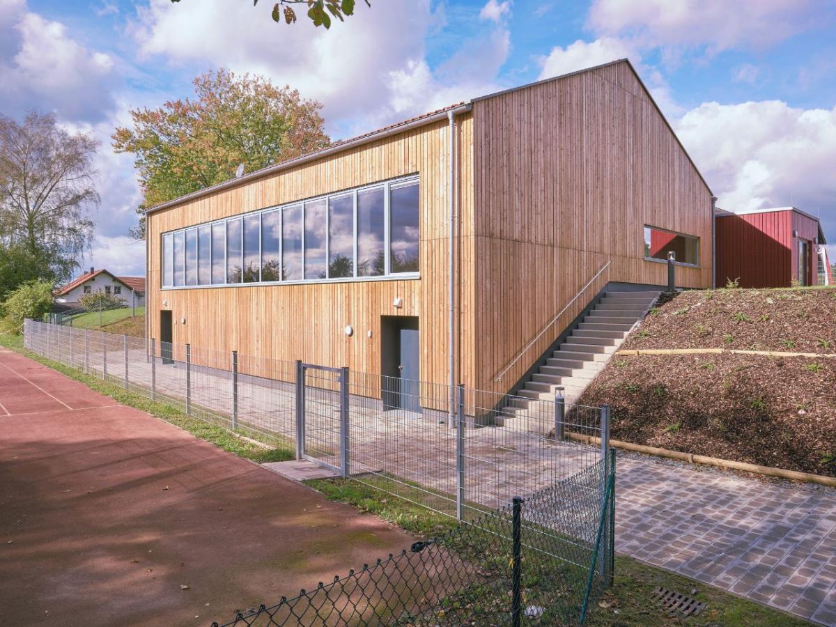 An die Hanglage angepasste Mehrzweckhalle