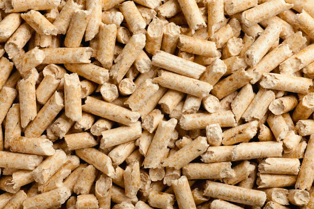 Viele holzpellets aus Sägemehl in einer losen Schüttung