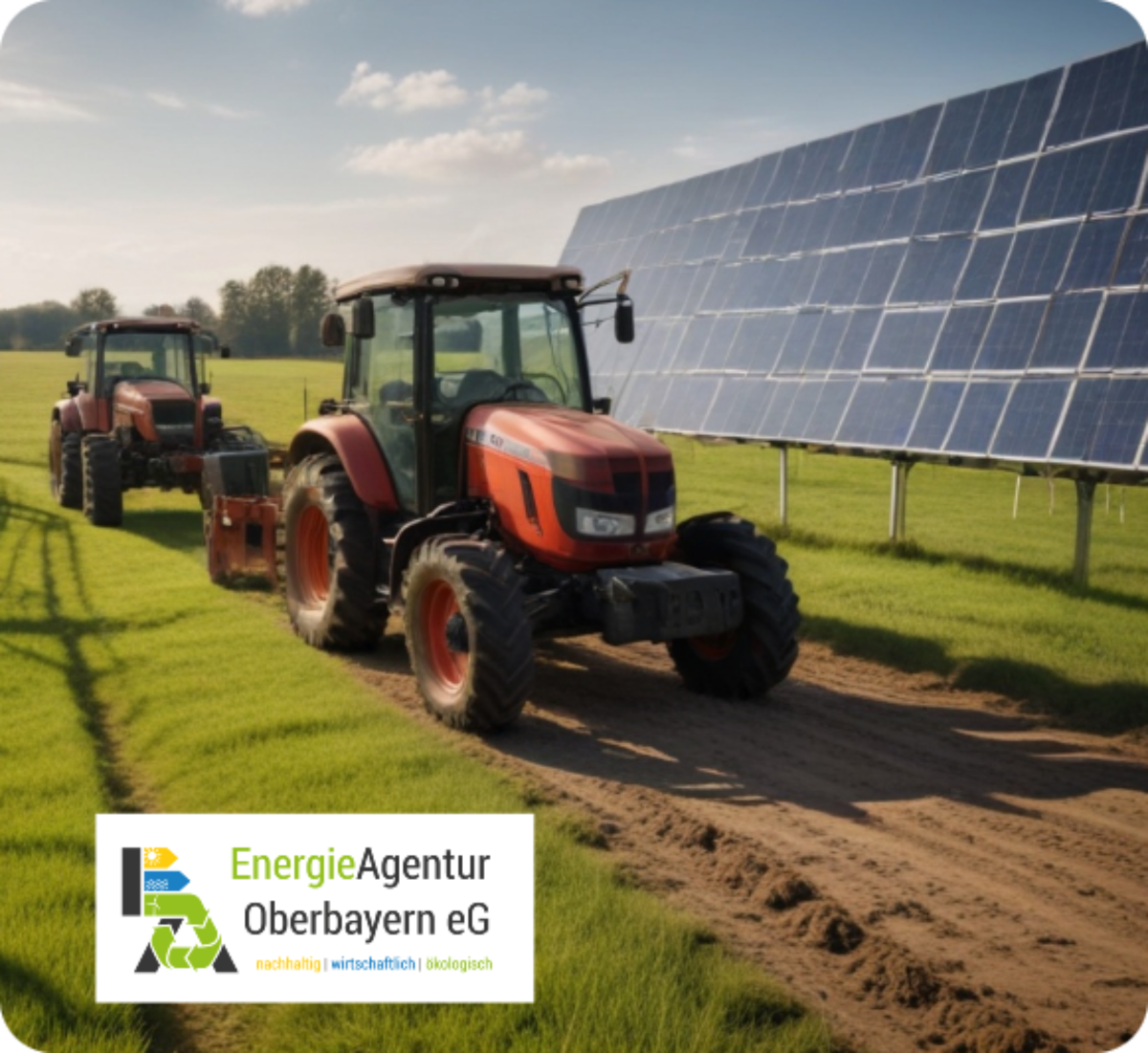 Links unten Logo der Energieagentur Oberbayern. Im Hintergrund roter Tracktor auf Feld neben PV-Anlagen