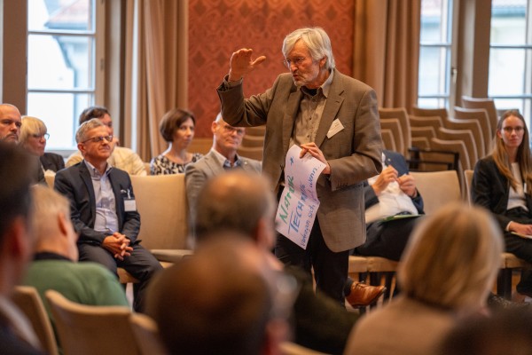 Roland Mangold bei seinem Vortrag beim Forum KlimaChancen