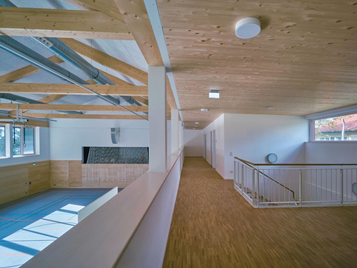 Innenansicht der Mehrzweckhalle. Links Turnhalle. Rechts Treppenhaus.