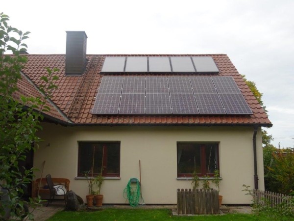 Haus mit PV- und Solarthermieanlage