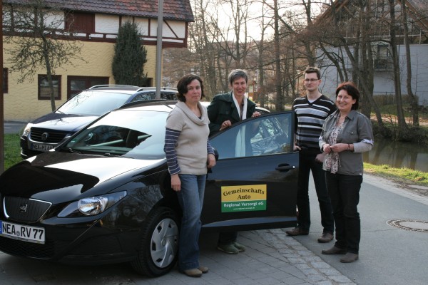 Mitglieder der Regional Versorgt eG vor ihrem Carsharing-Auto