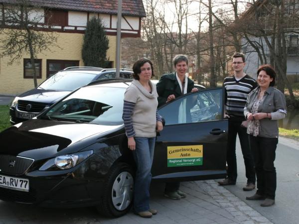 Mitglieder der Regional Versorgt eG vor ihrem Carsharing-Auto