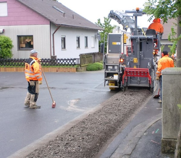 Aufgefräster Straßenbelag wird wieder verschlossen