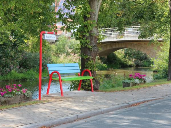 Mitfahrbank vor einem Fluss in Himmelkron