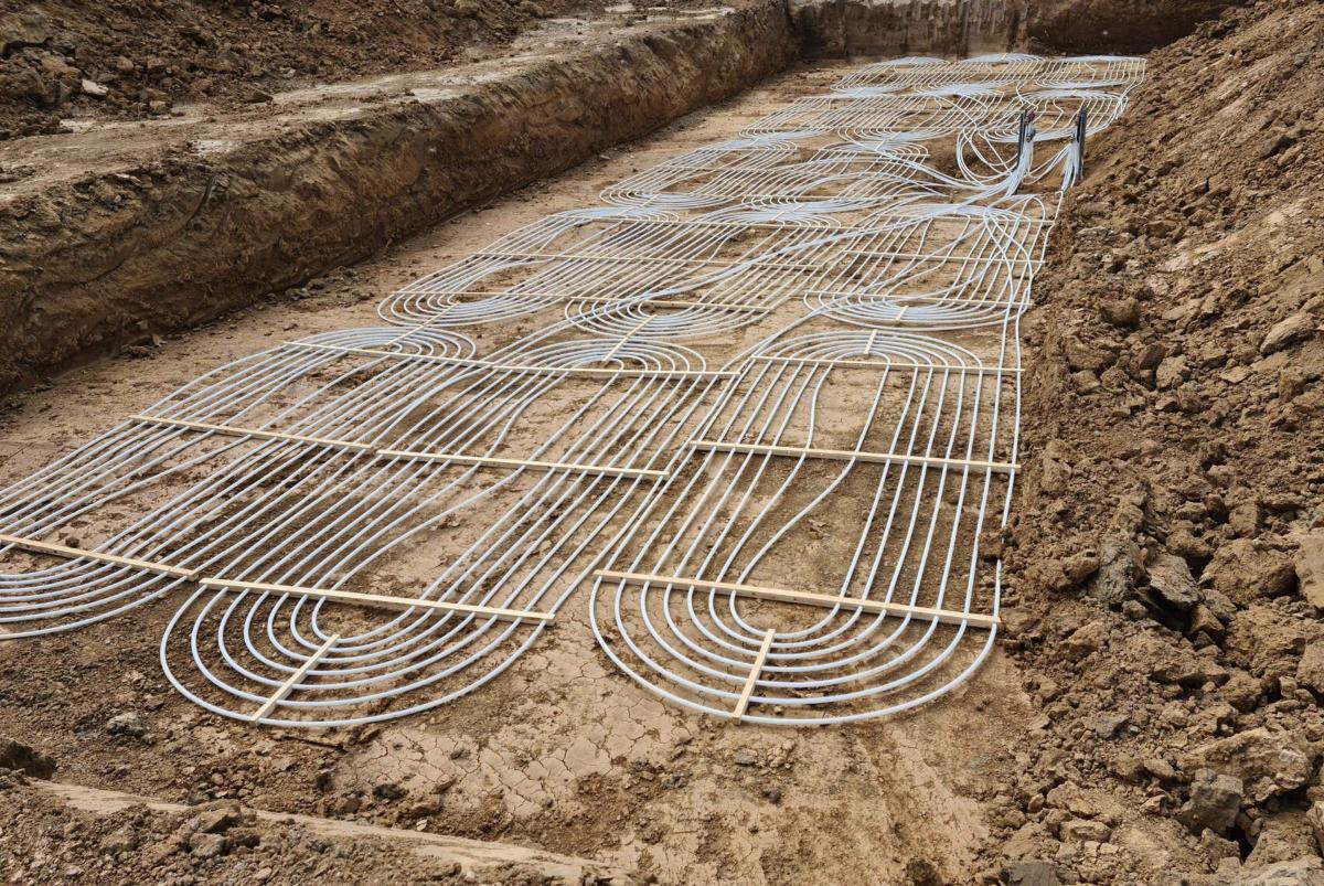 Kollektoren oberflächennaher Geothermie auf dem Boden ausgelegt.