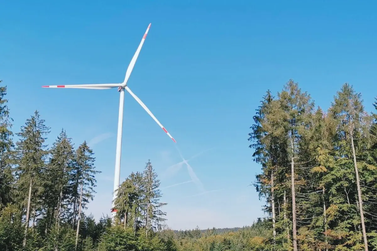 Windkraftanlage im Wald.