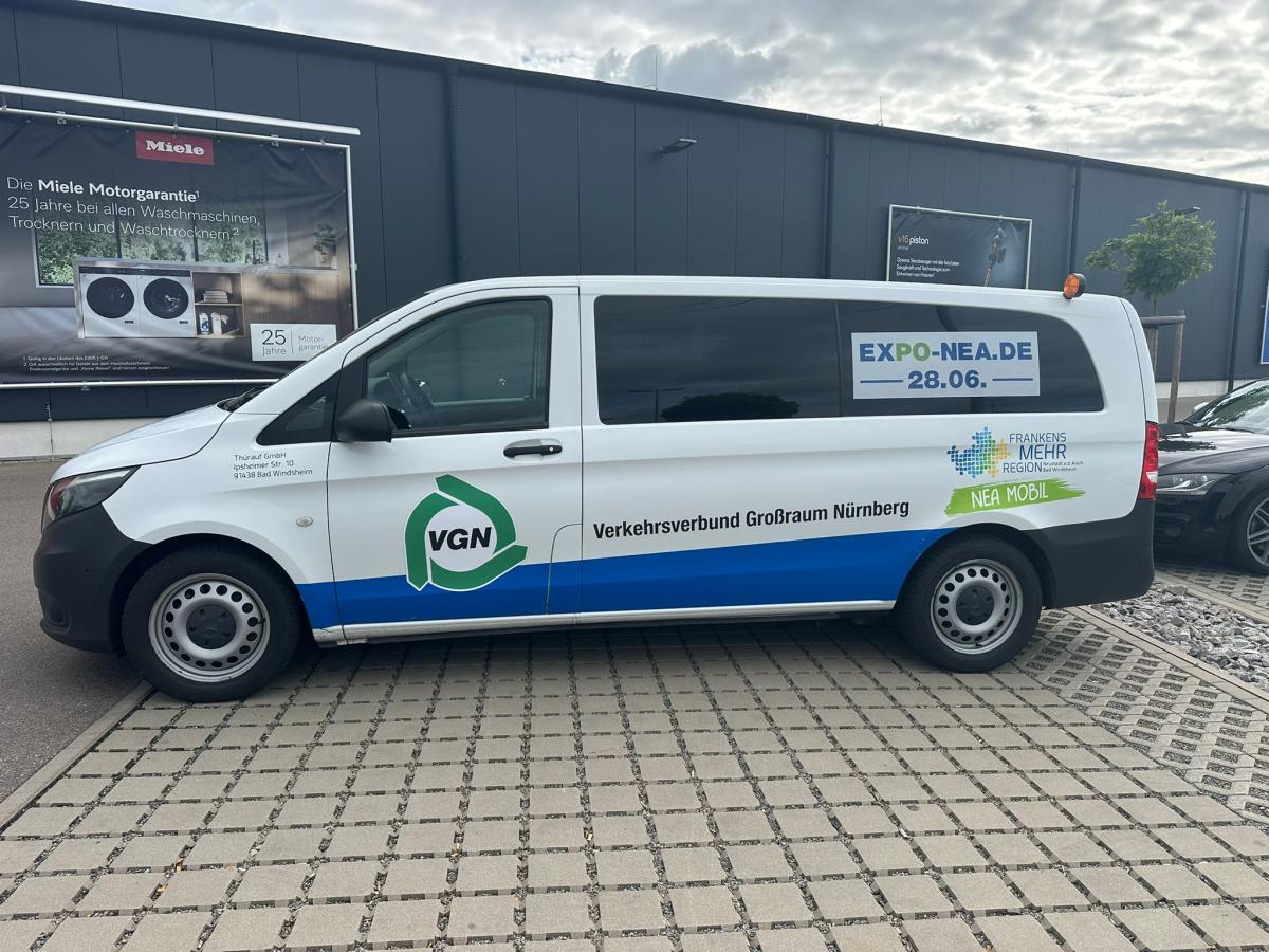 Bürgerbus auf Parkplatz, seitliche Aufnahme.