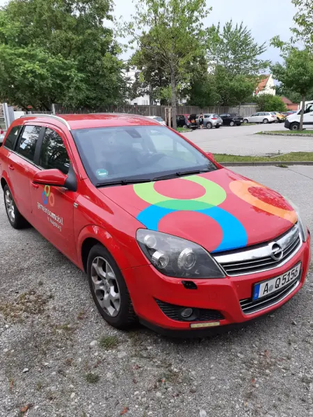 Roter Opel Astra mit dem Logo der Königsbrunner-Autoteiler