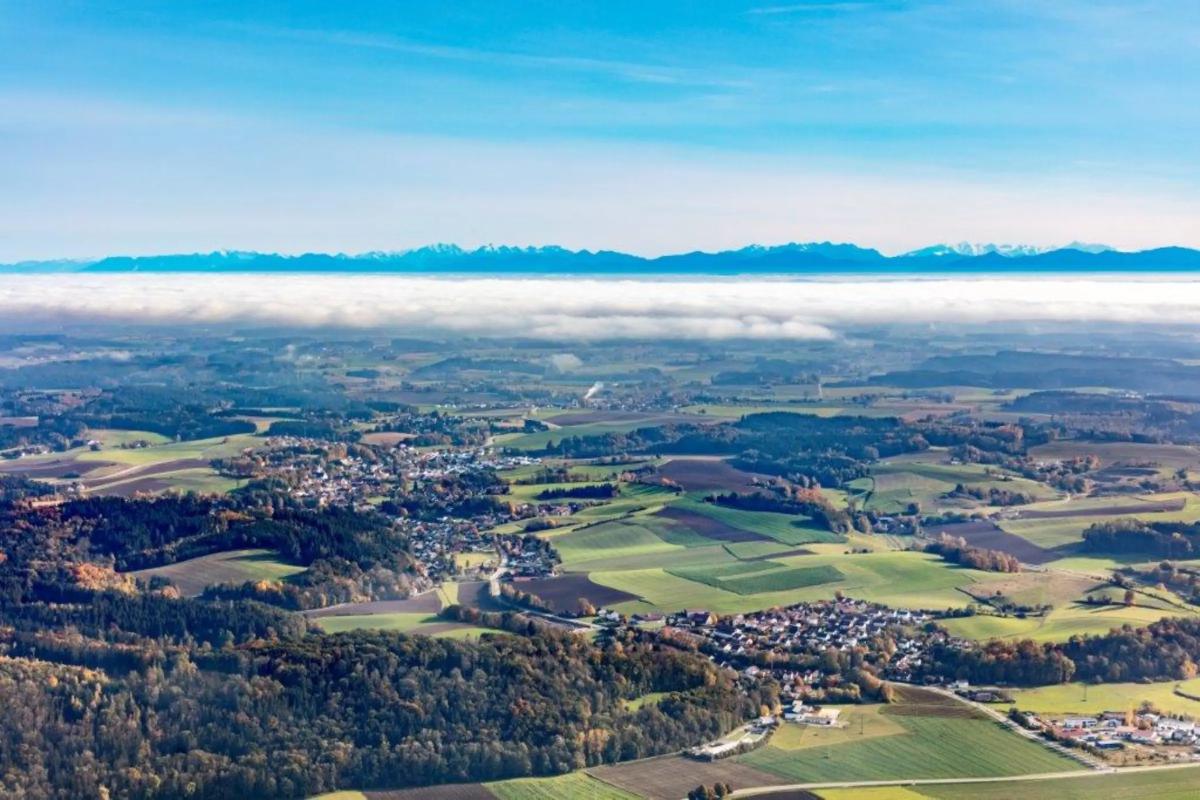 Panorama-Luftaufnahme der Gemeinde Buch am Erlbach