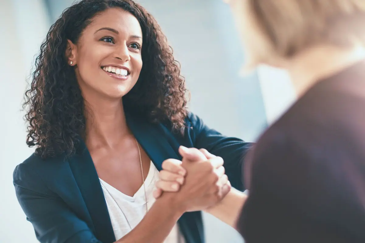Zwei Frauen geben sich die Hand