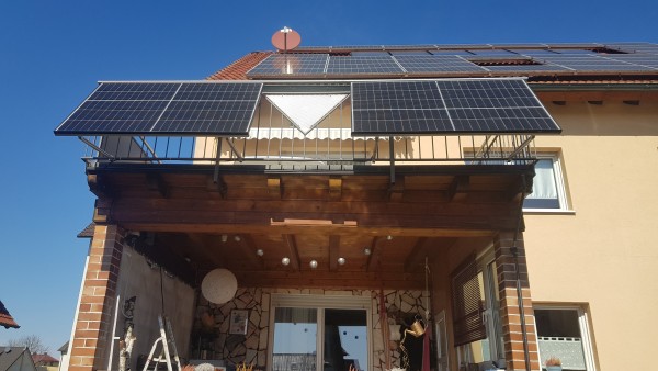 Stecker-Solaranlage, die an einem Balkon angebracht ist