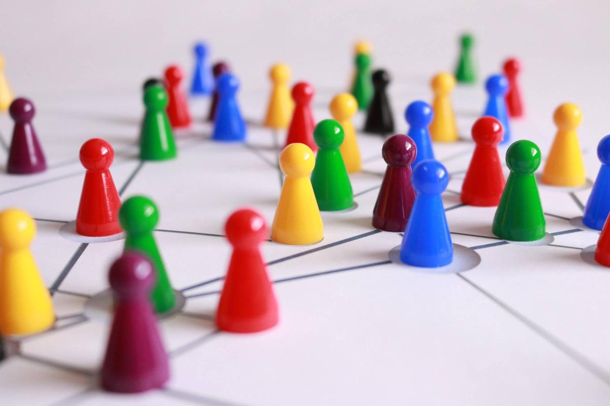 Bunte Spielfiguren, verbunden über schwarze Linien.