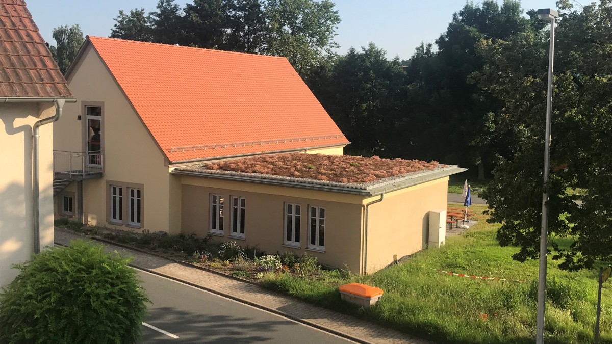 Dorfgemeinschaftshaus mit begrüntem Flachdach