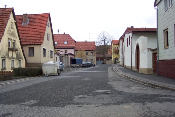 Asphaltierte Straße in Müdesheim