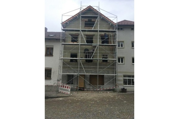 Fassade eines Wohnhauses während der Sanierung