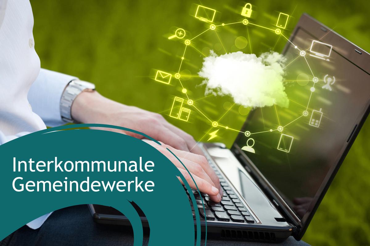 Hände tippen auf Laptop. Darüber graphische Darstellung der Suchanfragen.