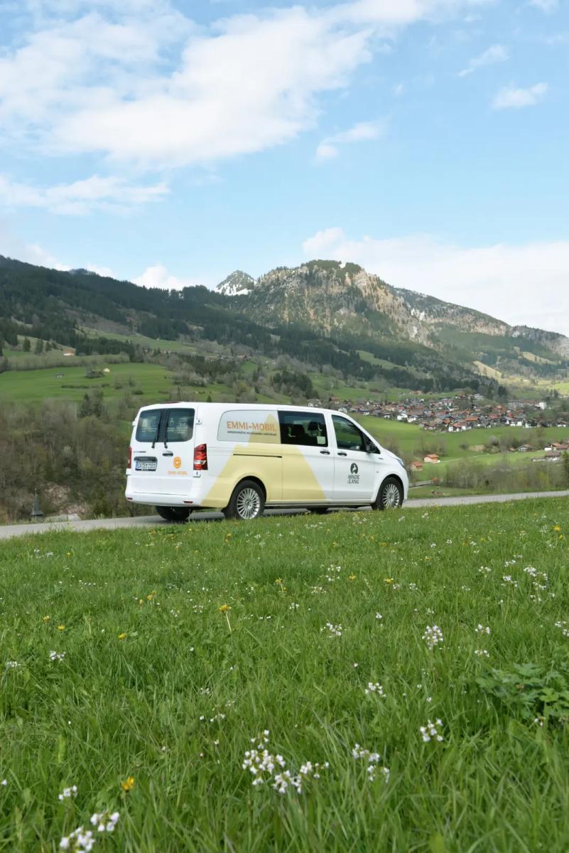 Bequem per App buchbar - einer der Emmi-Busse für eine bedarfsgerechte Mobilität in Bad Hindelang