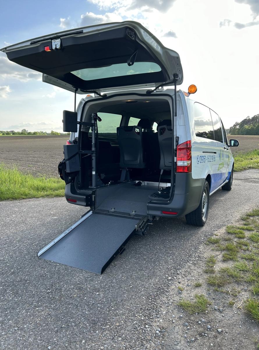 Ausstattung des NEA Mobil-Kleinbusses mit einer Rollstuhlrampe