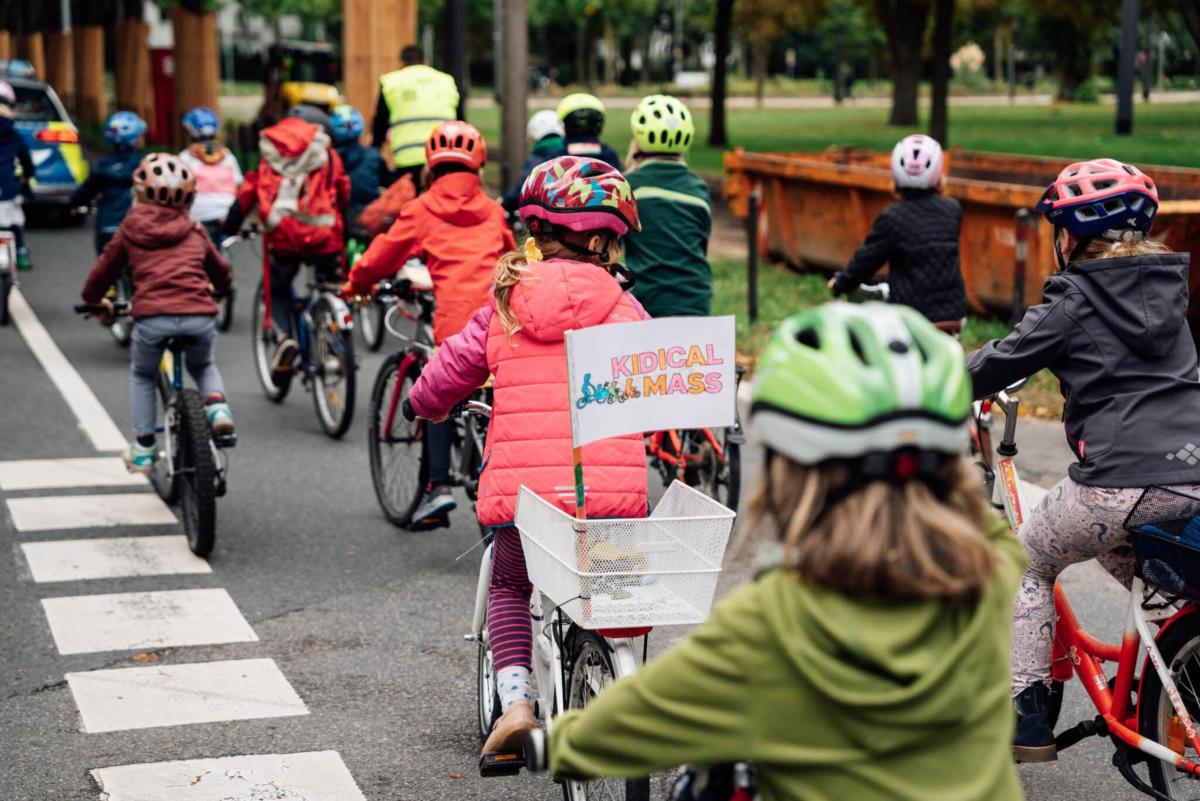 Kinder fahren in einer Gruppe Fahrrad.