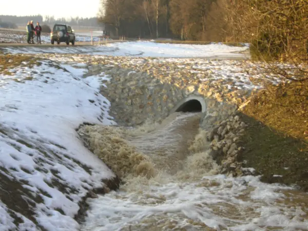 Maßnahme zum Wasserrückhalt, Wasser fließt aus Abfluss