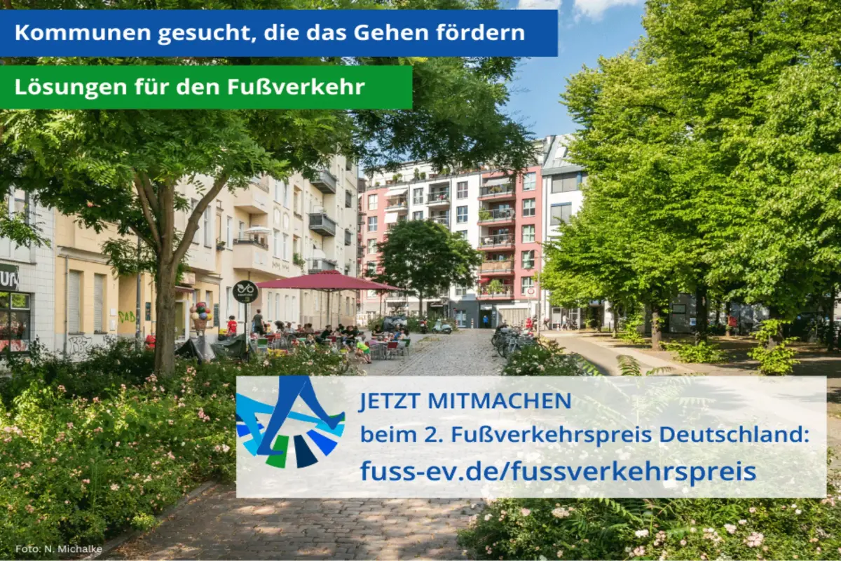 Sharepic des Verein FUSS e.V. zur Bewerbung des Fußverkehrspreises. Im Hintergrund begrünte Fußgängerzone mit Kaffee.