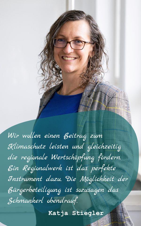 Frau sieht lächelnd in die Kamera. Im Vordergrund ein Zitat mit blau hinterlegtem Hintergrund.
