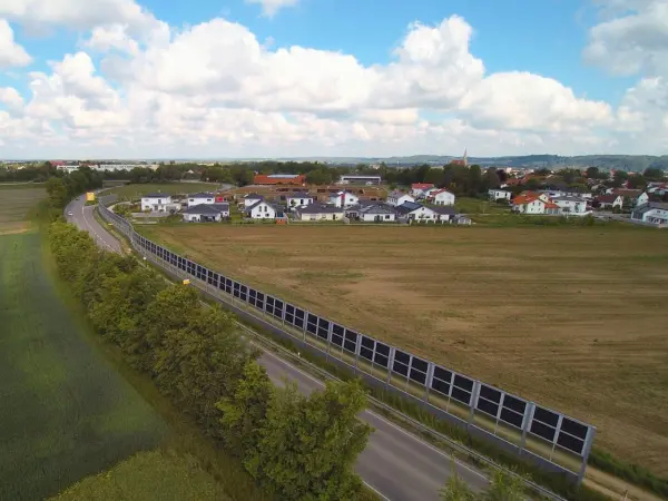 Lärmschutzwand mit integrierter PV in Neuötting