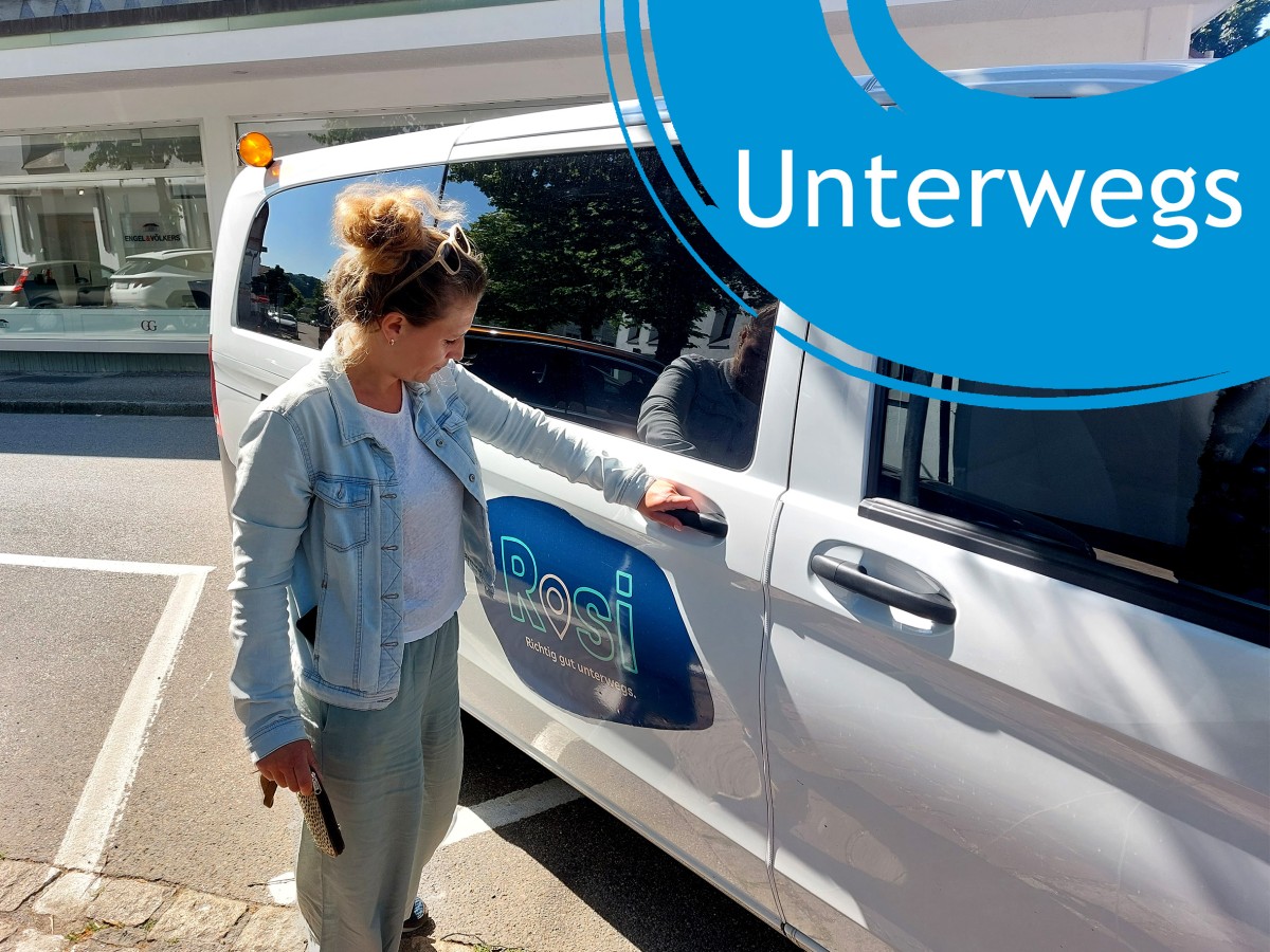 Frau öffnet Tür eines Kleinbusses, daneben der Schriftzug "Unterwegs"