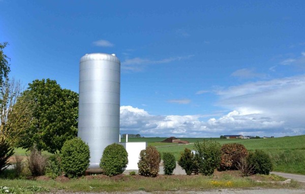 Heizzentrale mit Biogasanlage im Hintergrund